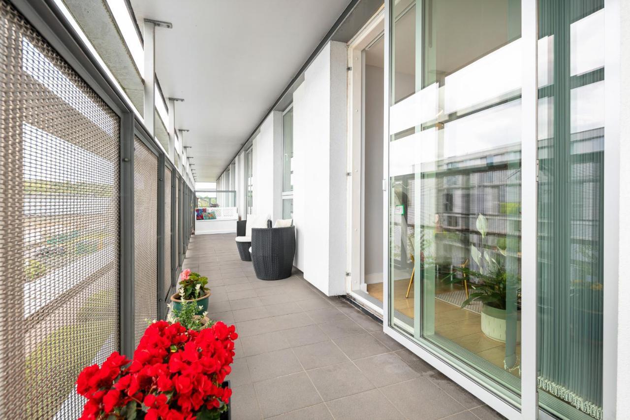 לונדון Stunning Apartment With Underground Parking! מראה חיצוני תמונה